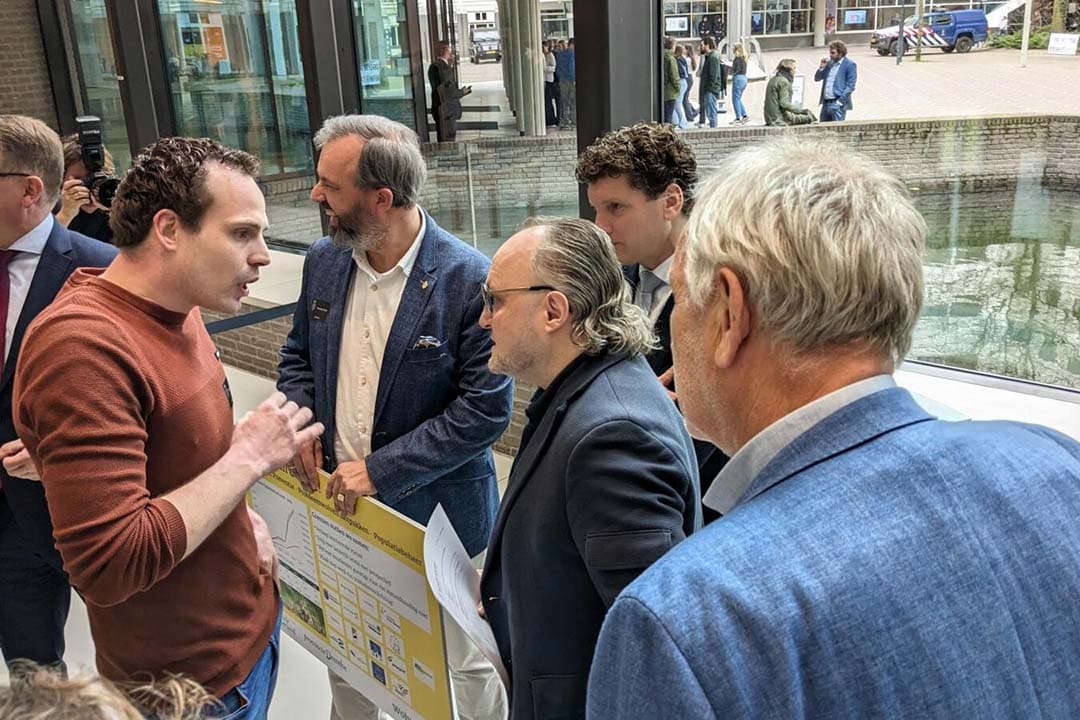 Schapenhouder Bert Zinger in discussie met Dion Graus, Tweede Kamerlid voor de PVV. Zinger wil dat de wolf wordt gestopt. - Foto's: Jan Braakman
