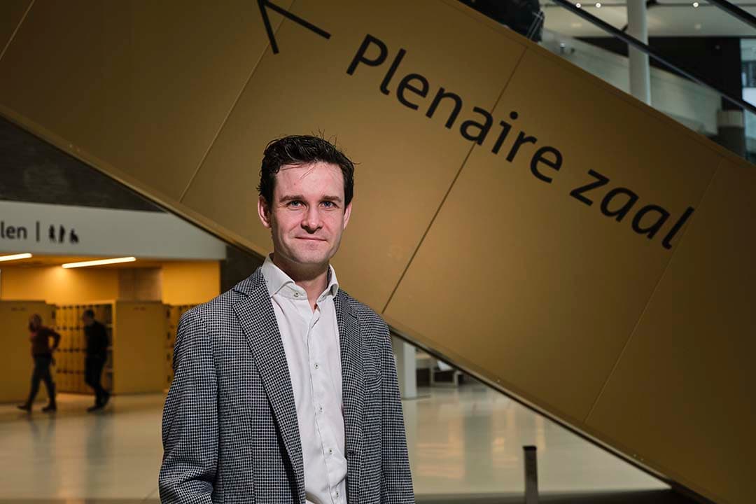 Maarten Koreman bij de roltrap in de hal van de Tweede Kamer, Hij schreef mee aan een studie van de ChristenUnie. Hij zegt mee te willen denken over het beleid, ook voor andere partijen die daar om vragen. - Foto: Fred Libochant