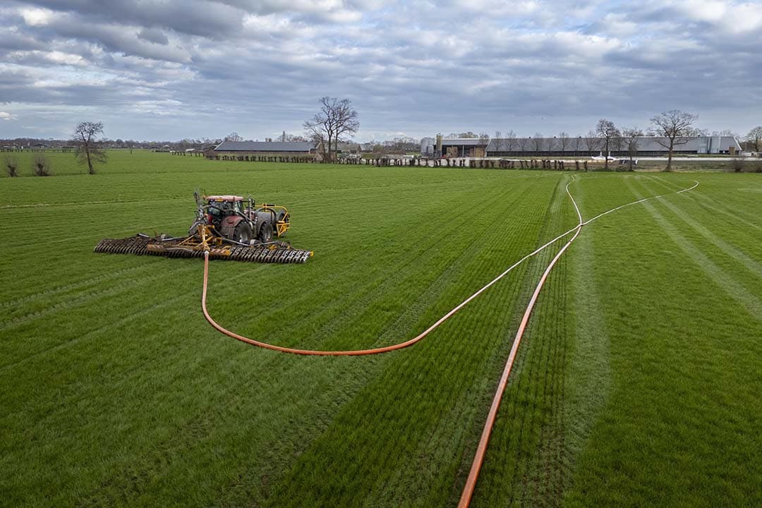 Het uitrijseizoen verloopt moeizaam vanwege het natte weer. De gebruiksnormen voor derogatiebedrijven zijn dit jaar verder aangescherpt. In Nutriënten Verontreinigde gebieden mag nog 210 kg N/ha uit dierlijke mest worden gebruikt, in overige gebieden 230 kg. - Foto: Koos Groenewold