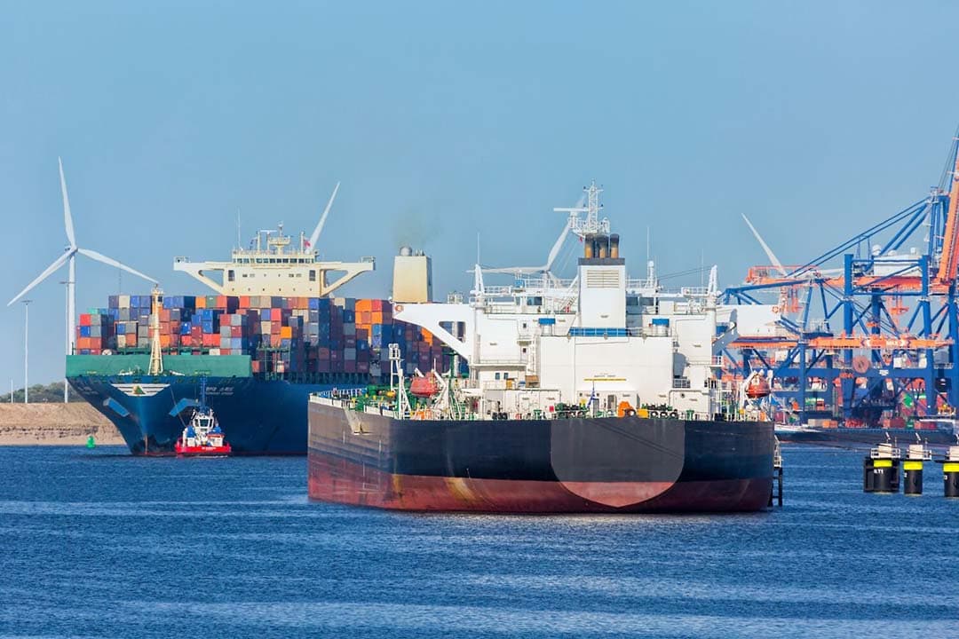 De exportdaling werd voornamelijk veroorzaakt door afnames in aardolieproducten, machines en transportmiddelen, terwijl de export van levende dieren en voedingsmiddelen licht steeg. - Foto: Canva/Getty Images