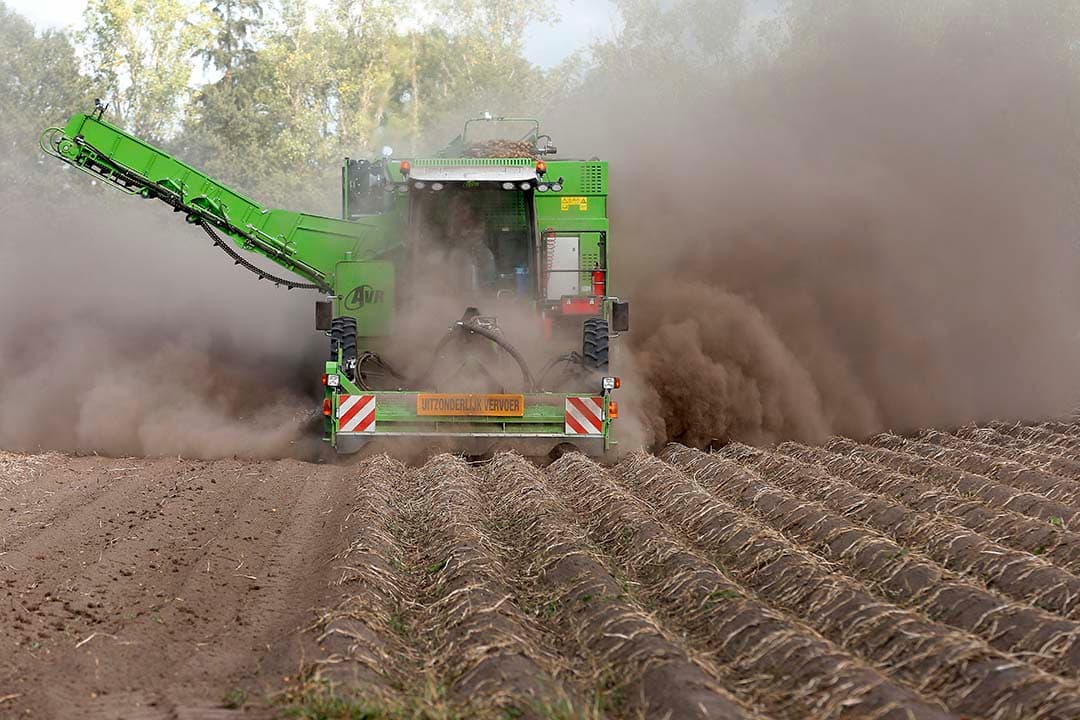 Een belangrijke factor dat boeren aardappelopbrengst mislopen is het weer (overtollig water of juist droogte). - Foto: Hans Prinsen