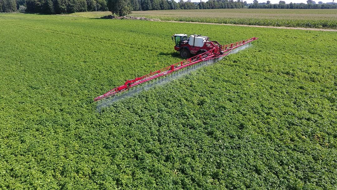 Spuiten van aardappelen tegen phytophthora. Om de aardappelen tegen resistente Phytophthora-stammen te beschermen moeten telers afstappen van het oude blokkenschema. Door middelen te combineren en af te wisselen krijgen resistente stammen minder kansen. - Foto: Hen Riswick