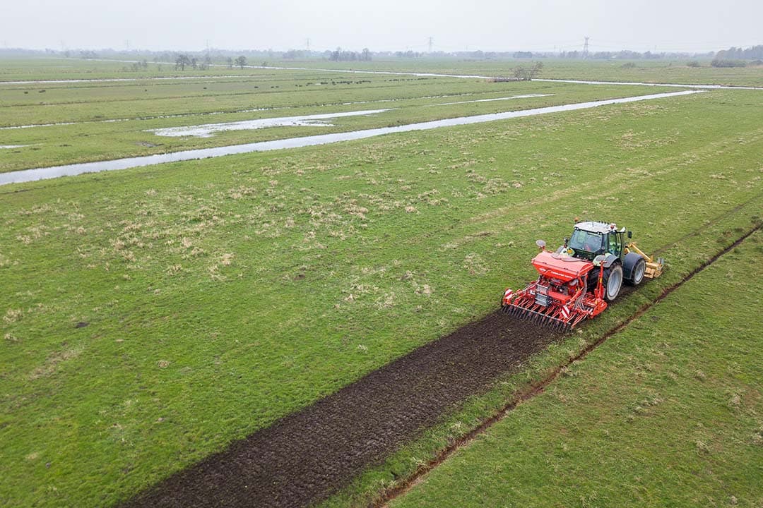Aanleg van een speciale bufferstrook voor kieviten in grasland met een frees. Het is een nieuwe beheermaatregel met vergoeding. - Foto's: Peter Roek