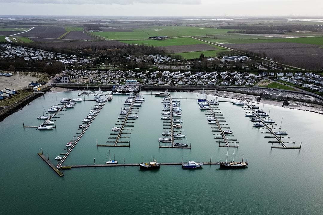 Een drone foto van de Oosterschelde, een Natura 2000-gebied in Zeeland. De provincie uit teleurstelling over slechts €4 miljoen steun van het Rijk voor landbouw- en natuurprojecten, aanzienlijk minder dan de gevraagde €67 miljoen. - Foto: ANP