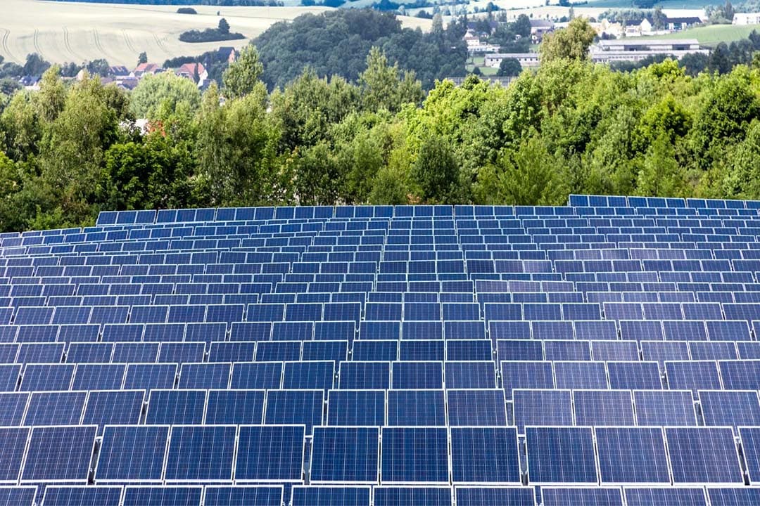 Voorafgaande aan de installatie van zonnepanelen moet elk plan in Frankrijk geëvalueerd worden door een regionale commissie, met een sterke nadruk op het behouden van agrarische belangen. - Foto: Canva/Getty Images