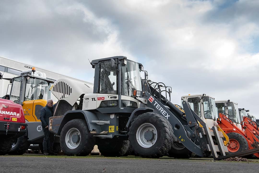 Als je even zoekt op bijvoorbeeld Traktorpool, is er een reuze aantal gebruikte shovels te vinden. Ga altijd eerst op locatie kijken en doe een proefrit. Zo voorkom je veel vervelende verrassingen. - Foto's: Jacco van Erkelens