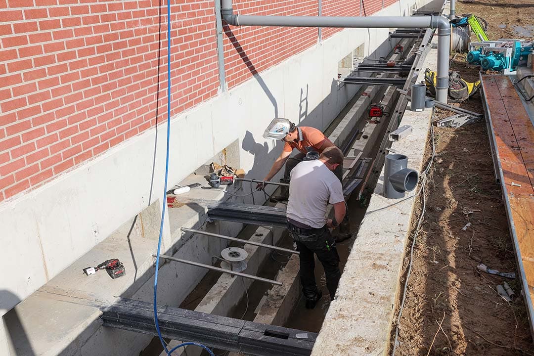 De montage van mestschuiven heeft veel om het lijf.  Zowel onder de stal als naast de stal, voor de afvoer van de verse mest. - Foto: Bert Jansen