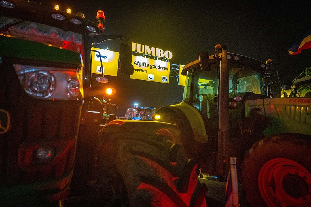 1 februari dit jaar. Boeren blokkeerden tijdelijk het distributiecentrum van Jumbo in Woerden. De supermarktketen maakte vorige week bekend te stoppen met vleespromoties. - Foto: ANP