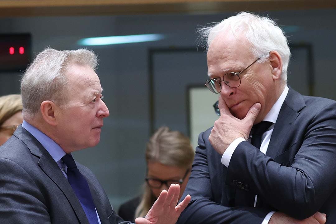 Europese Commissaris voor Landbouw, Janusz Wojciechowski (l) in gesprek met minister Piet Adema, vandaag 26 maart, in Brussel. - Foto: ANP