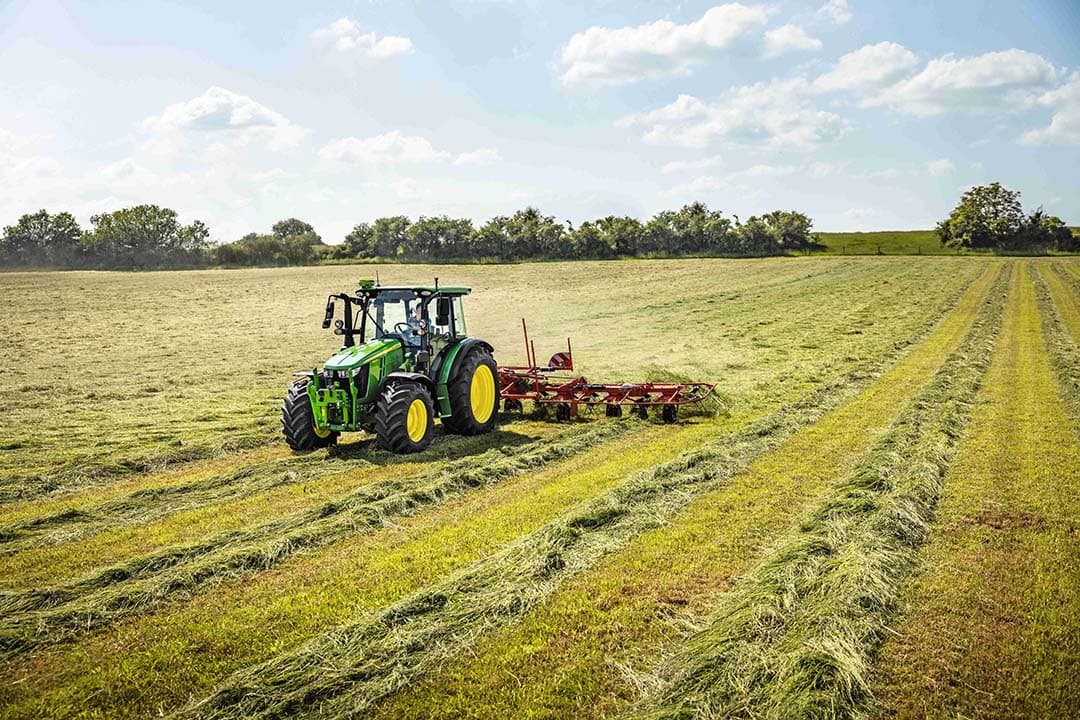 Trekkerfabrikant John Deere heeft zijn 5M-trekkerserie uitgebreid met een nieuw model, de 5M-130. Deze trekker beschikt over een maximaal vermogen van 135 pk, een nieuwe transmissie en een geïntegreerde AutoTrack in het dashboard.- Foto's: John Deere