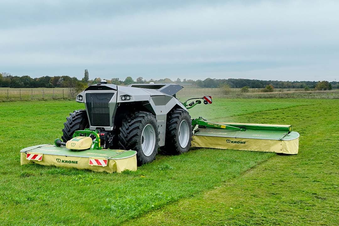 De VTE-veldrobot van de Duitse machinefabrikanten Krone en Lemken is voortaan voorzien van een fronthef en -aftakas. - Foto's: Krone