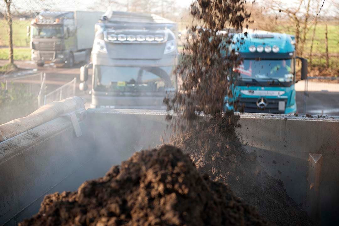 De export van dierlijke mest toont een neerwaartse trend, met een significante daling in de uitvoer naar Duitsland, België en Frankrijk. - Foto: Mark Pasveer