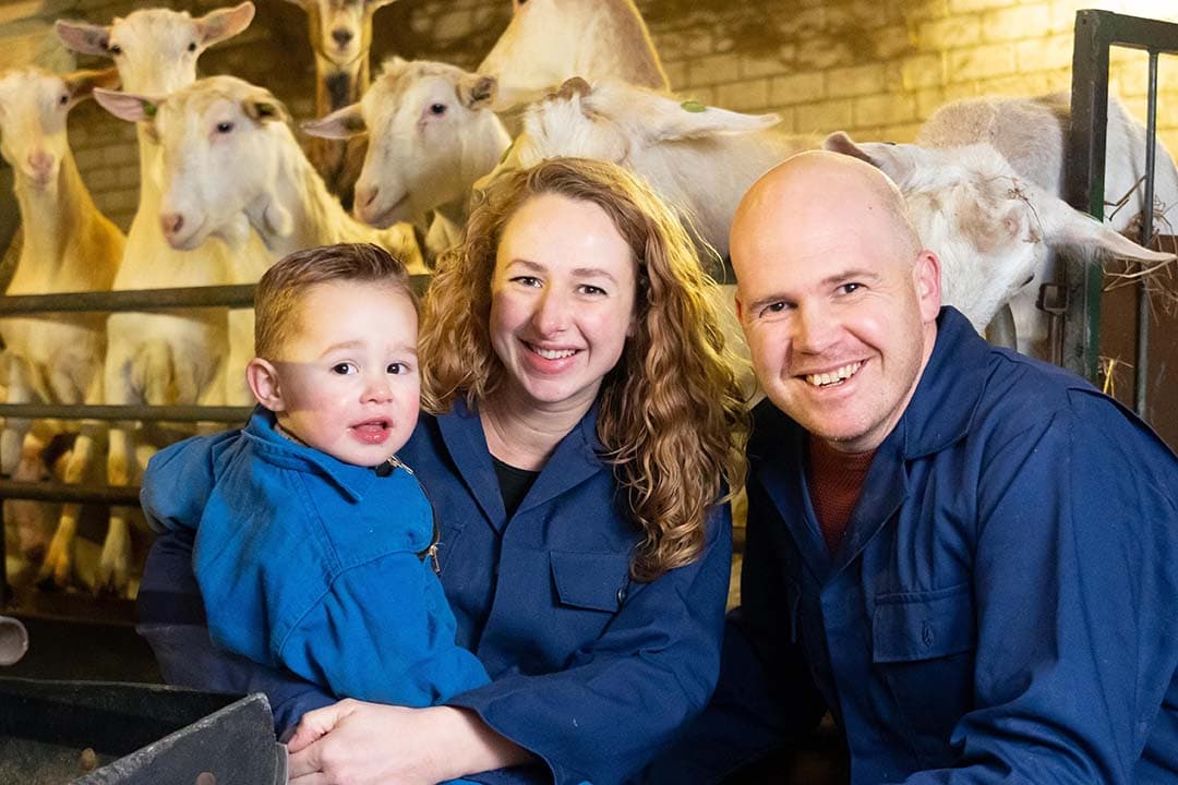 Leeke en Renate Bouwens wonen in Gendt (Gld.) samen met hun zoontje Hein. Renate is hoogzwanger tijdens het interview. Ze runnen in vennootschap een melkgeitenhouderij. - Foto's: Jan Willem Schouten