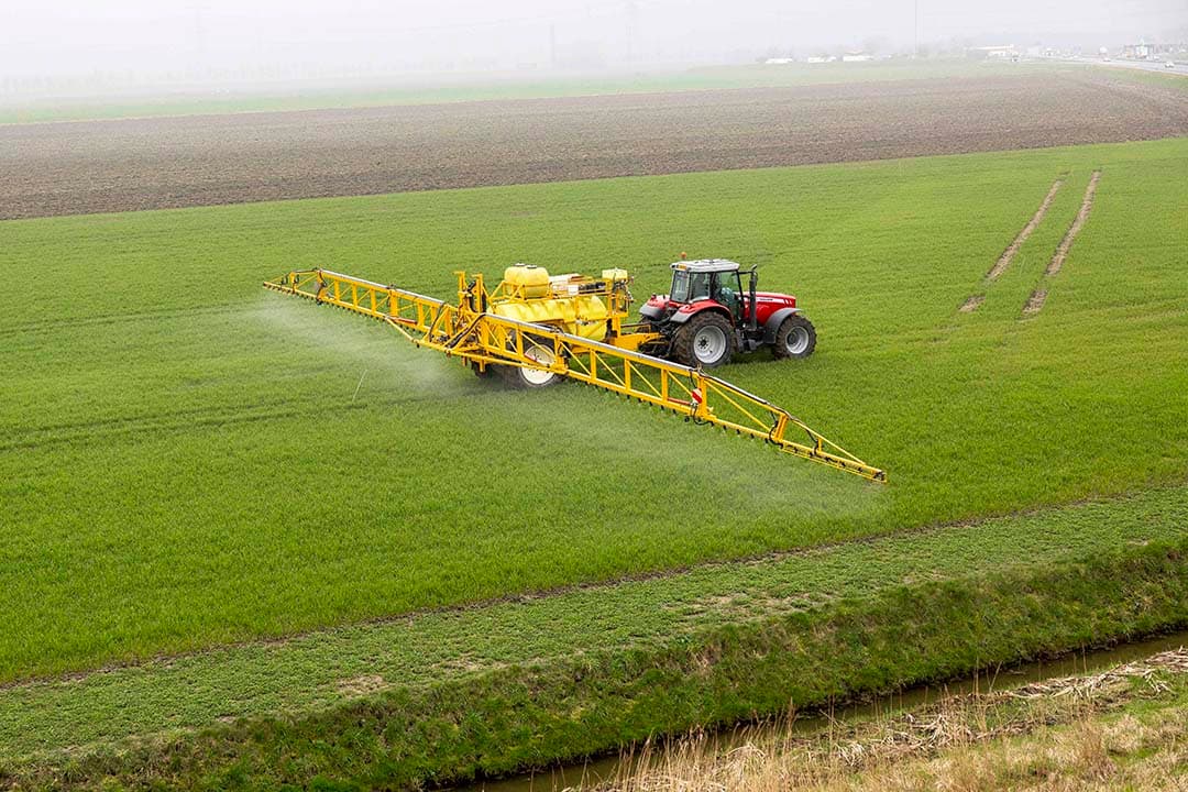 Bufferstroken moeten aangehouden worden bij het spuiten, en er mag geen mest op uitgereden worden. RVO heeft de kaart met bufferstroken dit jaar fors verbeterd. In sommige waterschappen betekent dit dat tot 80% van de sloten een andere typering krijgt, met daarbij andere bufferstrook. - Foto: Koos van der Spek