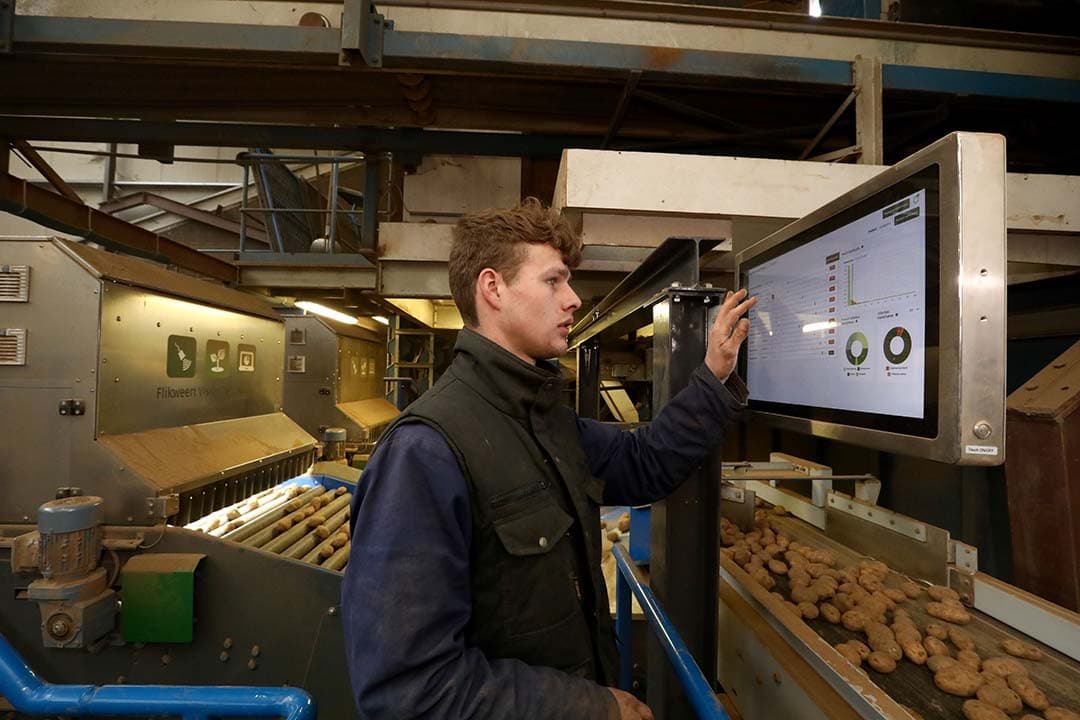 Medewerker Robert Bosveld stelt op het scherm de afstelling van de machine bij. De tolerantie voor een afwijking kan volgens een glijdende schaal ingesteld worden. Op het scherm is af te lezen hoe nauwkeurig de machines werken en hoeveel tarra ze eruit gooien.