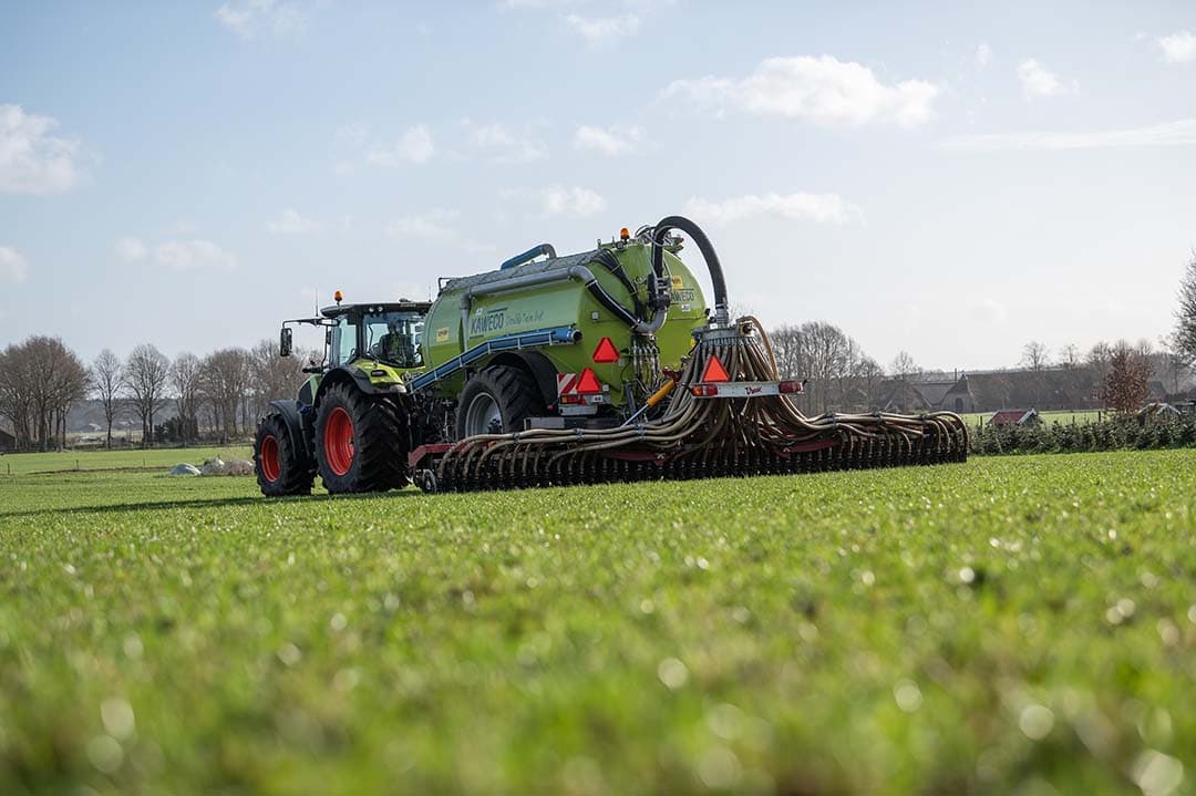 Melkveehouders mogen door het verlies van de derogatie fors minder dierlijke mest gebruiken. Door de hoge mestafzetkosten merken veehandelaren al  een verhoogd aanbod van koeien.  De druk op de slachtcapaciteit is hoog.