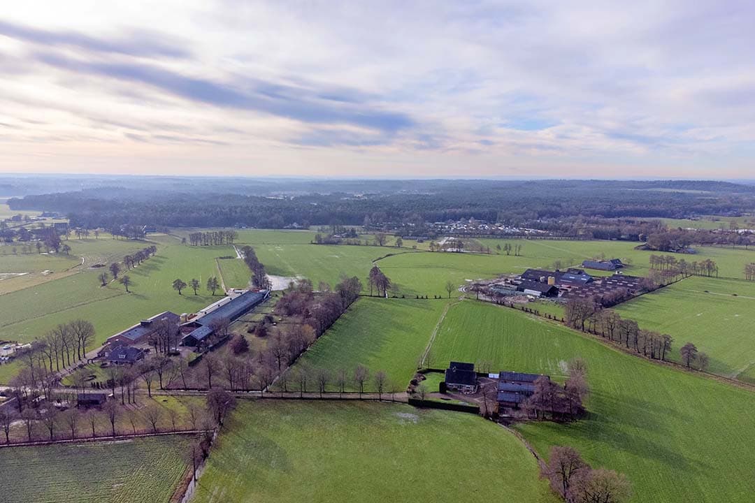 Boerenbedrijven in de Gelderse Vallei, vlakbij de Veluwe. In de Ede zijn alle agrarische bedrijven piekbelasters. De gemeente wil een eind maken aan de beklemmende onzekerheid en komt met een eigen aanpak. - Foto: Herbert Wiggerman