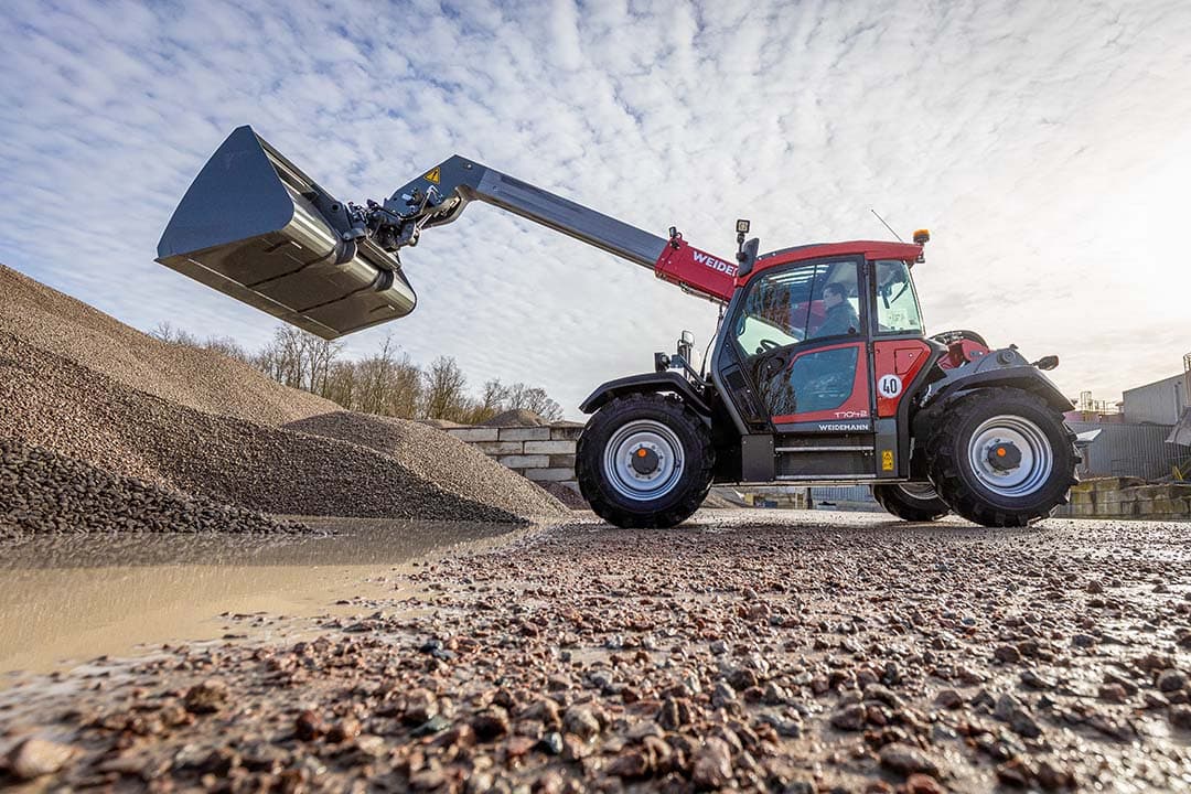 De Weidemann-verreiker valt op door twee dingen: een opgeruimd design met frisrode kleur en strakke lijnen, en een vrij lange wielbasis (2,95 meter). Dat laatste heeft ook tot gevolgd dat er veel ruimte is voor een lange cabine, en een breed motorcompartiment. - Foto's: Bob Karsten