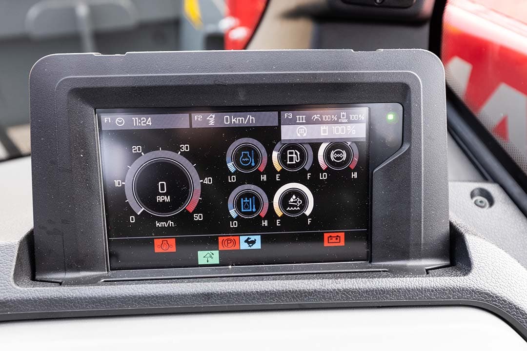 Een digitaal dashboard met alle motorgegevens. Ook kun je hier zien welke functie actief is, en je kunt hier de doorstroomhoeveelheid van de hydrauliekolie regelen.