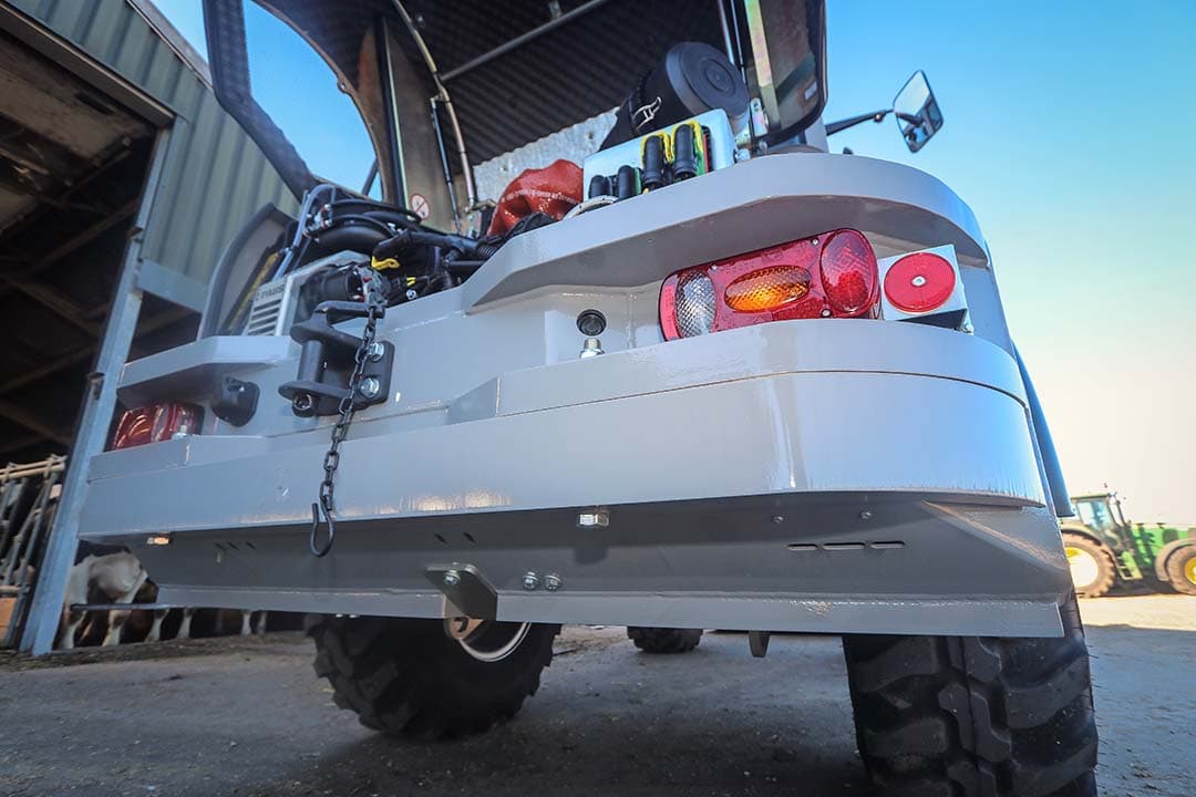 De achterzijde is solide. De ballast is dusdanig gevormd dat hij de motorkap en de achterlichten goed beschermt.