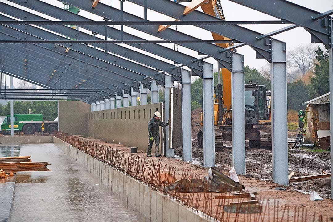 Naar verwachting neemt het aantal vermeerderaars de komende jaren verder af. Sommige ondernemers breiden uit en bouwen nieuw, zoals De Mol en Van der Ven in Heeswijk-Dinther. - Foto's: Wouter van Assendelft