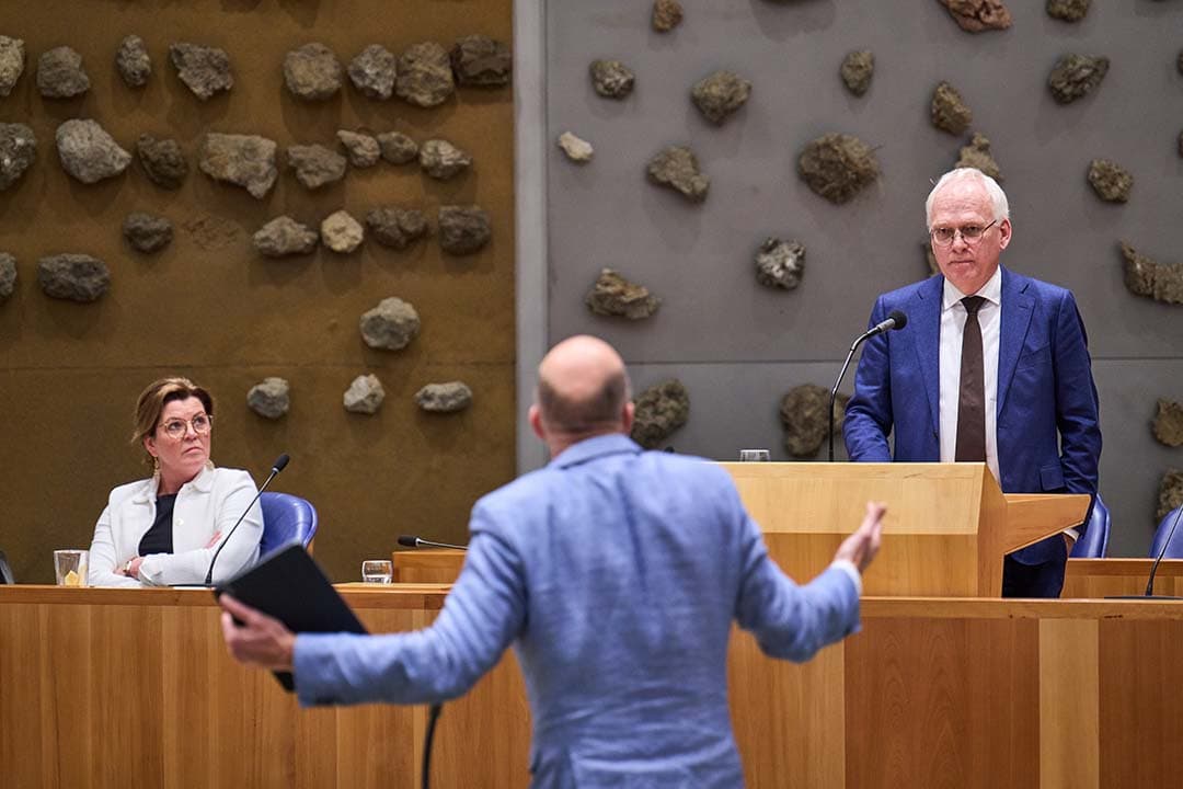 Ministers Piet Adema en Christianne van der Wal tijdens een debat over natuur- en landbouwbeleid. Terwijl Adema ademruimte vindt, worstelt Van der Wal met kritiek op het beleid. - Foto: ANP