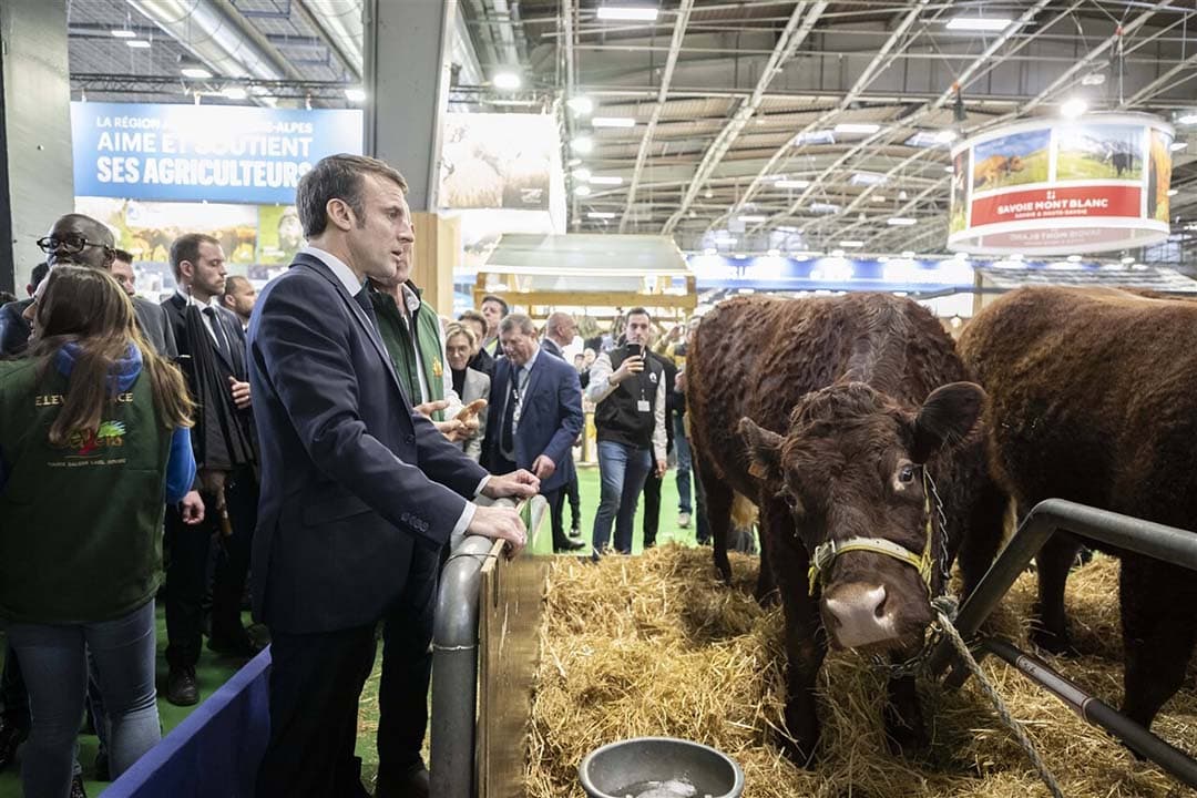 Franse president Emmanuel Macron bezoekt de Internationale Landbouwbeurs op de openingsdag in Parijs, zaterdag 24 februari 2024. - Foto: ANP
