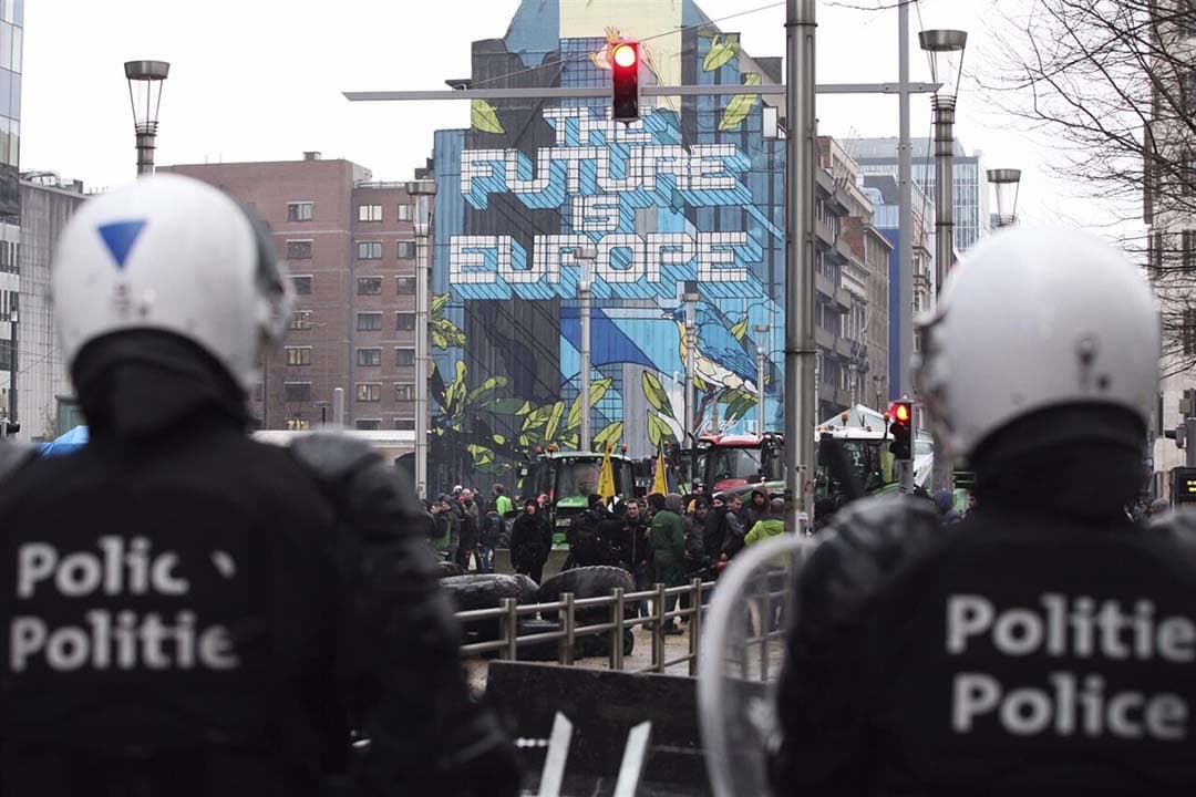 Boze boeren zijn met honderden trekkers naar Brussel gekomen om meer toegevingen af te dwingen van de landbouwministers van de Europese Unie. Die vergaderen daar vandaag, maandag 26 februari. - Foto: ANP