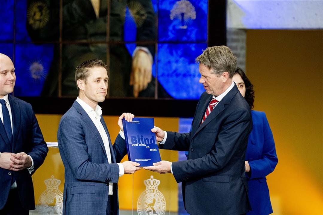 Michiel van Nispen (l), voorzitter van de parlementaire enquêtecommissie Fraudebeleid en Dienstverlening, en Martin Bosma, Tweede Kamervoorzitter, tijdens de presentatie van het rapport. - Foto: ANP