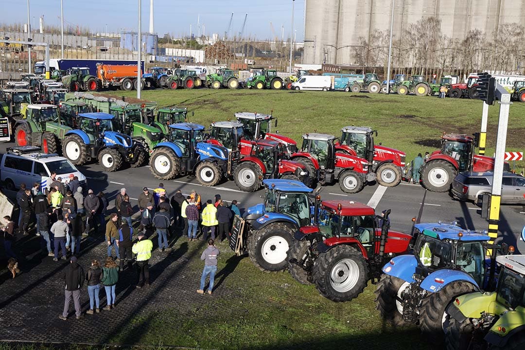 Trekkers op de 'Turborotonde' tijdens boerenprotest tegen stikstofregels, blokkeren toegang tot haven Gent op donderdag 14 maart 2024. Jonge boeren blijven protesteren tegen de strikte stikstofregels voor de landbouw en benadrukken dat voornamelijk de industrie, en niet de landbouw, verantwoordelijk is voor stikstofuitstoot. - Foto: ANP