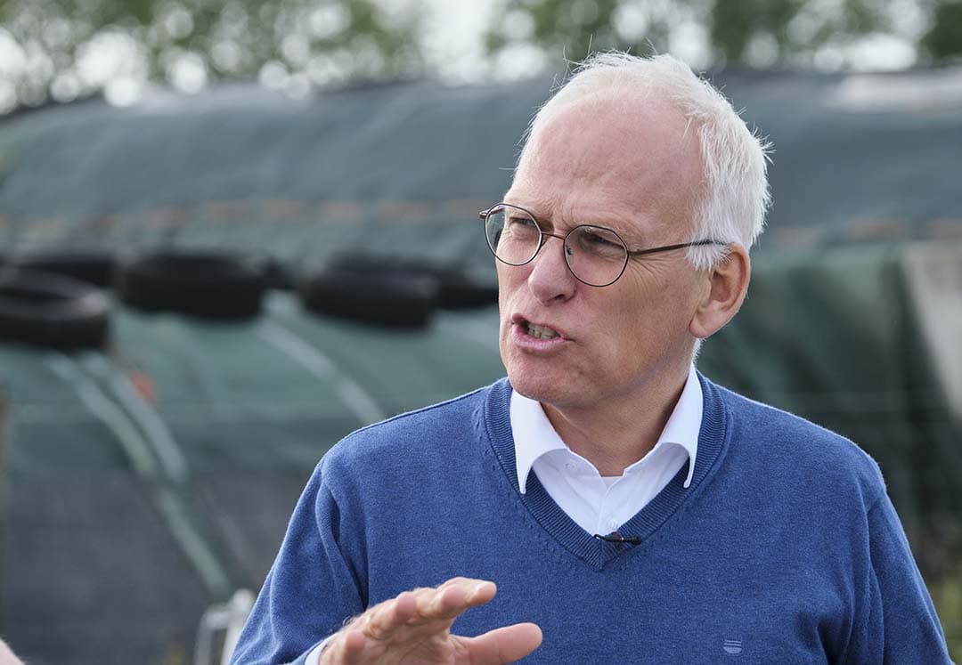 Demissionair landbouwminister Piet Adema heeft een maand langer nodig om met voorstellen te komen waarmee de druk op de mestmarkt kan worden verlicht. - Foto: Roel Dijkstra