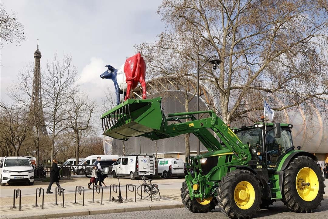 De Franse minister-president Gabriel Attal komt met nieuwe wetgeving die boeren meer financiële zekerheid moet bieden. - Foto: ANP