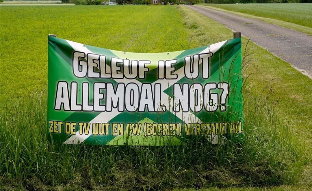 Spandoek met een Achterhoekse vlag en de tekst ‘Geleuf ie ut allemoal nog?’ - Foto: ANP