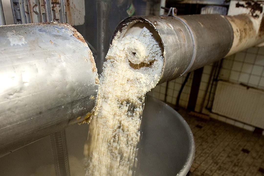 Op de GDT-veiling van afgelopen dinsdag duikelde de prijs van mageremelkpoeder naar omgerekend € 2.434 per ton. - Foto: Ronald Hissink