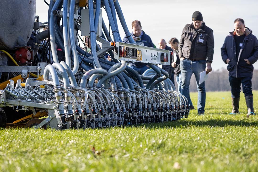 Het innovatieprogramma Bemest op z’n Best organiseerde op 27 februari  bij melkveebedrijf Coppens in Riethoven (N.-Br.) een demonstratie met innovaties. Zoals deze zodenbemester van Slootsmid die de mest afdekt met een laagje kalksuspensie. - Foto’s: Bob Karsten
