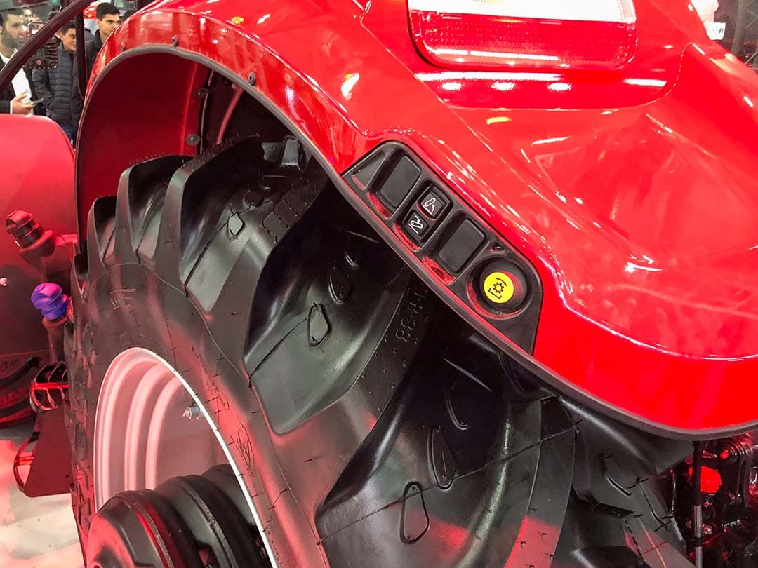 Achterspatbord van de Farmall A-trekker. Het achterspatbord loopt wat verder door. De de externe knoppen voor hef en aftakas zitten keurig aan de zijkant.