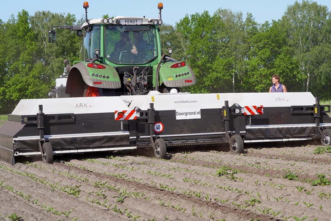Bestrijding van opslagplanten is een van de toepassingen van de ARA-spotsprayer Exorobics. De spuitrobot zal dit jaar volop worden ingezet in Nederland.- Foto: Jan Willem Schouten