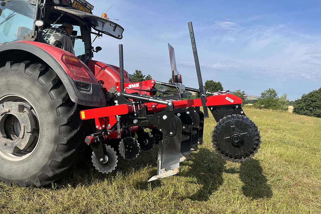 De Tsjechische machinefabrikant SMS introduceert de Talon Green-graslandwoeler. Deze diepwoeler maakt verdichte gronden los. - Foto: SMS CZ