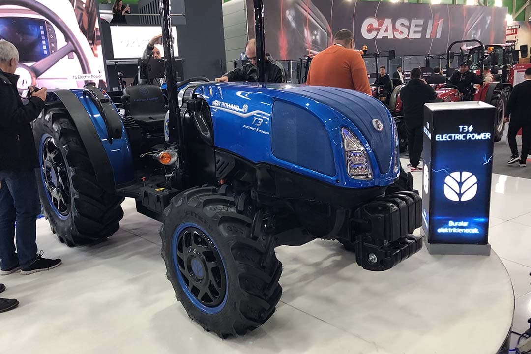 Op de landbouwbeurs in Konya, Turkije, introduceerde New Holland op 5 maart 2024 een ware primeur: de T3 Electric Power. Onder de motorkap van deze elektrische T3-trekker ligt een accupakket ter grootte van 75 kWh. - Foto's: Bas van Hattum