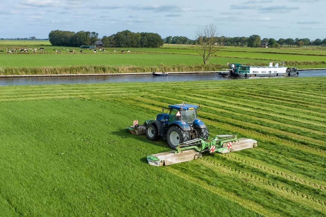 Drie jaar geleden kocht melkveehouderij  Van der Veen een nieuwe maaierset. De melkveehouders kozen voor de KDD-vlindermaaier in combinatie met de XT-F 302-frontmaaier van SaMASZ van ruim 9 meter breed. Hierdoor wisten ze de capaciteit flink te vergroten. - Foto: SaMASZ