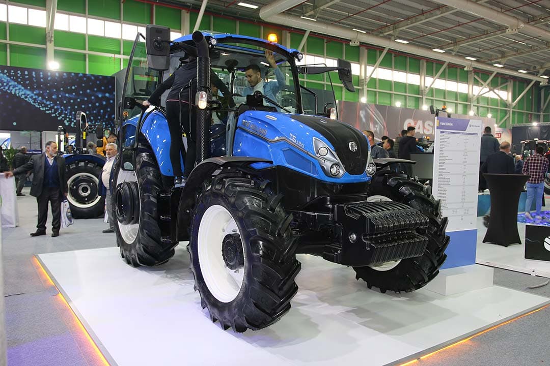 Dit is de nieuwe T5 Electro Command, herkenbaar aan de nieuwe blitse neus en de woorden ‘Elektro Command’ bovenaan de zijkant van de motorkap. Verder lijkt de trekker sterk op de Dual Command die iets minder techniek in huis heeft. - Foto's: Bas van Hattum