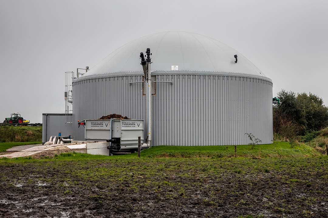 De aangepaste SDE++ tarieven, gericht op installaties met een vermogen onder de 110 kW, maken kleinschalige mestvergisting economisch rendabel voor de productie van groen gas of directe biogastoepassing. Deze wijziging volgde op een fout in de subsidieberekeningen en feedback van projectinitiatiefnemers, leidend tot een aanzienlijke verbetering voor de sector. - Foto: Anne van der Woude
