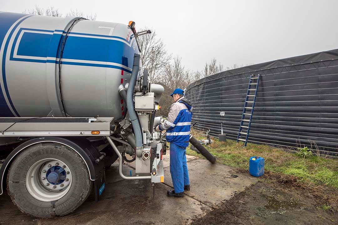 Het lossen van dierlijke mest bij een akkerbouwer. Als melkveehouders samen met akkerbouwers investeren in extra mestopslagcapaciteit, raakt de veehouder de mest kwijt en heeft de akkerbouwer altijd voldoende dierlijke mest op voorraad. - Foto: Koos Groenewold