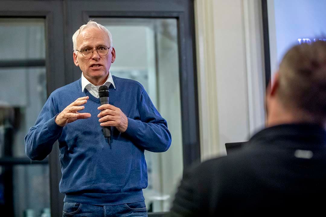 Demissionair landbouwminister Piet Adema wil per 2026 de stalbezetting voor vleeskuikens en legkippen verlagen, en het hemoglobinegehalte van vleeskalveren verhogen. Ook gaat Adema veehouders verplichten voor 2030 alle dieren altijd toegang te geven tot schoon drinkwater en worden er normen gesteld voor de voervoorziening. - Foto: Koos Groenewold