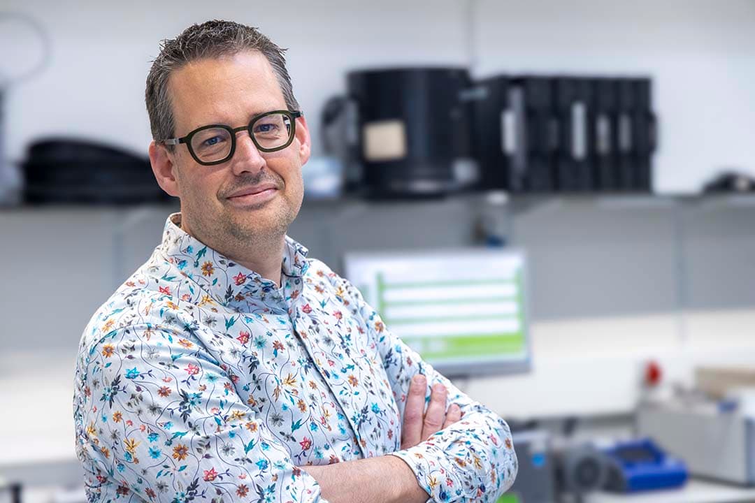 Albert Winkel werkt bij Wageningen Livestock Research en is landelijk coördinator emissiemonitoring namens LNV. Onlangs presenteerde hij het rapport ‘Richtlijnen voor het bepalen van emissie uit veestallen’.