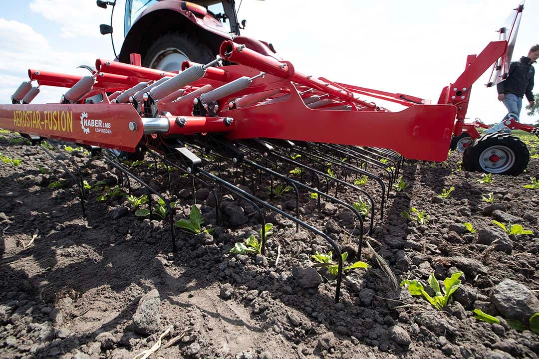 Mechanische onkruidbestrijding is een van de manieren waarmee boeren middelengebruik kunnen terugdringen. - Foto: Hans Banus