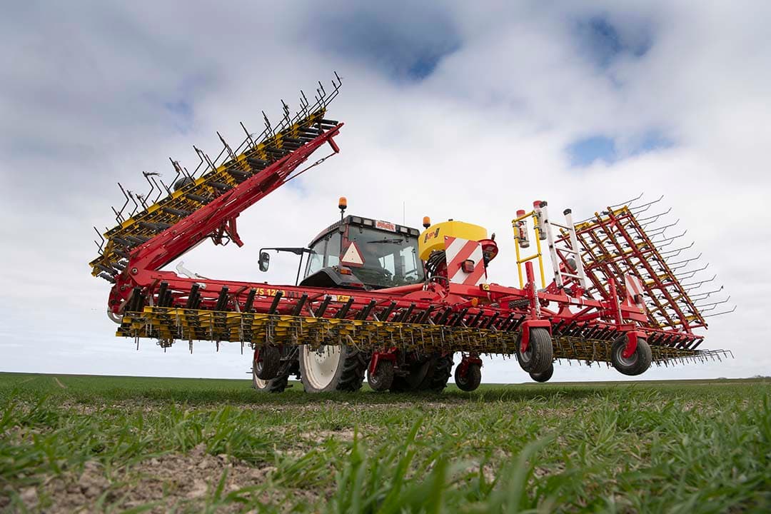 Onder de regelingen 'Productieve investeringen' vallen veel machines en bekende (stal)systemen. Zo staan in Brabant machines voor onkruidbestrijding zoals de wiedeg op de lijst. - Foto: Mark Pasveer