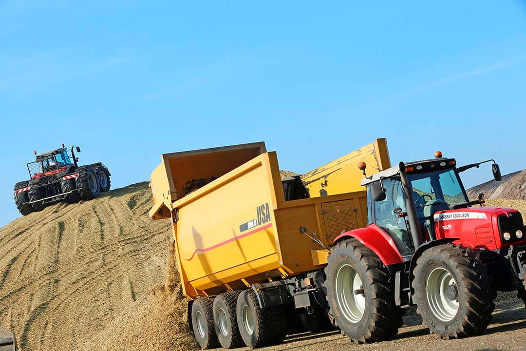 Mais inkuilen bij Vreba Melkvee in Vredepeel. Volgens de gemeente is het bouwvlak van 9 hectare bij Vreba groot genoeg voor de sleufsilo's en foliebassins, die nu buiten het bouwvlak staan. - Foto: Henk Riswick