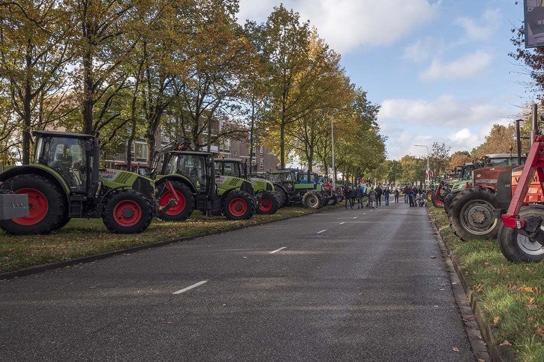 Bijna 80% van de mensen heeft begrip voor de onvrede van boeren. Maar 60% van de mensen vindt wel dat de boerenacties te ver gaan. Het dumpen van asbest of ander afval keurt vrijwel iedereen af. - Foto: Theo Galama