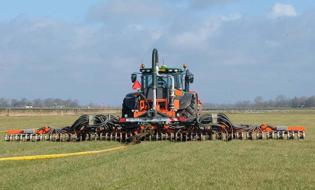 Een mestmonster maakt duidelijk hoeveel mineralen via de mest gegeven zijn. Stem daar de kunstmestgift op af. - Foto: Jan Willem van Vliet